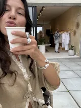 Brazalete rígido abierto de plata 925 con diseño orgánico irregular.