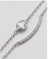 Pulsera doble de plata 925, compuesta por una cadena fina con un dije ovalado de circonia y otra cadena con un dije de barra pavé con circonias brillantes.