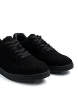 Championes urbanos modelo Mosca, confeccionados en ecogamuza color verde militar con cordones al tono y suela de goma liviana.