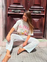 Remerón beige con estampado de texto "Summer" en rosa y dibujo de un trago.