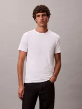 Remera de manga corta Calvin Klein con cuello redondo y corte slim. Presenta un diseño minimalista con el logo de la marca bordado en el pecho.