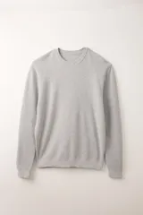 Buzo de punto con textura en color gris, cuello redondo y mangas largas.