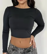 Top negro de mangas largas con escote cuadrado. Incluye copas.