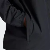 Campera deportiva New Balance de color negro con una franja blanca horizontal en el pecho. Presenta cierre frontal completo, cuello alto, mangas largas y logotipo de la marca estampado. Confeccionada en poliéster reciclado con tecnologías NB DRY para secado rápido y WATER DEFY para resistencia al agua.