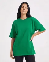 Remerón de algodón color verde intenso, de corte muy holgado (oversize) y cuello redondo, con mangas cortas.