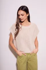 Chaleco sin mangas de tejido de punto color rosa pálido, con cuello redondo y calce ajustado al cuerpo.