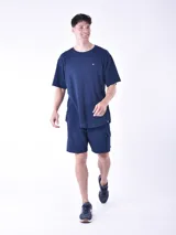 Bermuda negra de tejido texturizado con cintura elástica ajustable con cordón y bolsillo lateral tipo cargo.