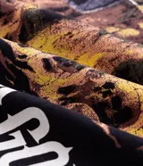 Remera de algodón negro con cuello redondo y mangas cortas, de calce cómodo. Cuenta con una gran estampa en la espalda que incluye ilustraciones mitológicas e inscripciones alusivas.