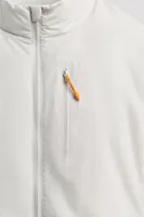 Chaleco técnico de corte regular con cuello subido y cierre frontal de cremallera. Presenta un diseño ligero con panel frontal ligeramente acolchado, bolsillos laterales con cremallera oculta y un bolsillo adicional en el pecho con tirador en color naranja. Incluye acabados con cinta elástica en el bajo y detalle de logo estampado.