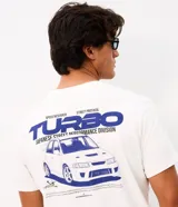 Remera de algodón blanca de corte comfort, con cuello redondo, manga corta y estampa en la espalda con ilustración de auto y la palabra 'Turbo' en azul.