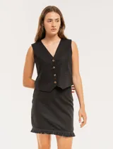 Chaleco negro de lino con botones frontales y forro interno.