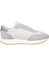 Zapatillas Tommy Jeans de estilo retro runner, color gris claro con detalles en gris oscuro y blanco. Confeccionadas en cuero, gamuza y material sintético. Presentan logo de la marca en el lateral y suela de goma.