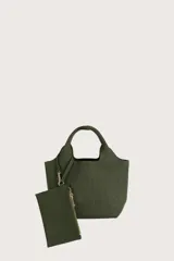 Bolsa tipo satchel de tejido acanalado en color verde oliva, con diseño estructurado y asas integradas. Incluye un pequeño neceser o monedero a juego con cierre metálico, unido a la bolsa mediante una correa.