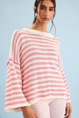 Buzo tejido de algodón con diseño a rayas horizontales en color crudo y rosado, cuello redondo y mangas anchas.