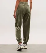 Pantalón tipo jogger de plush, con cintura elástica, bolsillos laterales y puños ajustados en los tobillos.