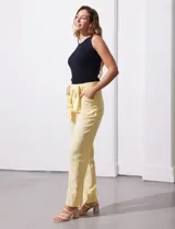 Pantalón de lino color beige, marca Zac & Rachel, con pretina ancha, pasadores y lazo de ajuste. Presenta bolsillos delanteros aplicados.