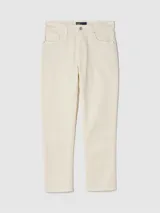 Jean corte girlfriend de tiro medio, color crudo, con cierre de botón y cremallera, y diseño de cinco bolsillos.