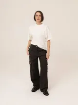 Pantalón cargo negro de lana, corte holgado y tiro alto.