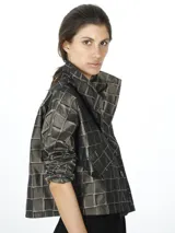 Saco corto color gris oscuro con diseño texturado tipo croco, cuello solapa y cierre frontal con dos botones.