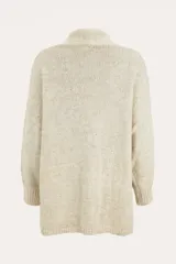 Saco abierto de punto en color beige, con diseño de manga larga y puños acanalados. Presenta un tejido con sutiles destellos brillantes integrados.