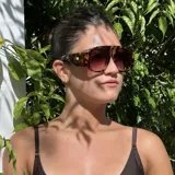 Lentes de sol con armazón de acetato en estampado carey y diseño de puente alto. Cuentan con cristales degradados en tono marrón y protección UV400.