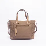 Cartera tipo bolso color camel, con doble asa de mano y correa larga ajustable. Presenta un bolsillo frontal con cierre metálico y tiradores de cuero sintético.