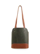 Matera de diseño vertical con cuerpo en cuero verde oscuro y base en cuero color suela. Presenta correas largas fijas, detalles de remaches metálicos dorados y logo de la marca grabado en la parte superior.