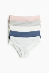 Pack de cinco bombachas estilo hipster de algodón, de cintura media con detalles de encaje en los bordes. Incluye modelos en colores liso rosado, gris, blanco, azul y uno con estampado de rayas finas.