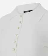 Cardigan de punto color blanco, con cuello camisero, cierre frontal de botones pequeños dorados, mangas largas y ruedo evasé con corte acinturado.