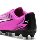 Championes de fútbol Puma Ultra Play FG/AG, color fucsia con detalles en blanco y negro. El exterior es de PU liviano y duradero con detalles grabados y estampados. Tiene una suela SPEEDPLATE de doble densidad para obtener tracción y propulsión óptimas. Lengüeta estándar que se adapta a diferentes formas de pie.