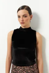 Top de terciopelo marrón, sin mangas y de cuello alto.