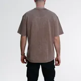Remera marrón con efecto acid wash, corte holgado y cuello redondo.