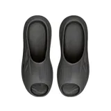 Ojotas negras con diseño texturizado en la plantilla y aberturas en la parte superior.