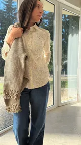 Camisa de lino con estampado floral liberty, cuello clásico, cierre frontal con botones y aplique bordado de flor de encaje en el pecho.
