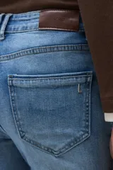 Jean de corte recto y tiro medio, confeccionado en denim de color azul claro con acabado liso.