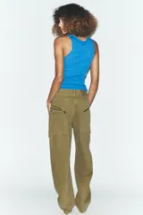 Jeans cargo de tiro medio color verde militar, con pernera recta. Presenta bolsillos laterales de plastrón con cierre de cremallera y cierre frontal con cremallera y botón.