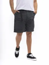Bermuda de nylon color gris oscuro, con cintura elastizada, cinturón ajustable incorporado, dos bolsillos laterales superiores, dos bolsillos laterales con cierre y dos bolsillos traseros con botón.