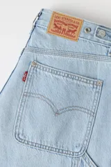 Pantalón de jean estilo baggy carpenter en color celeste claro, con corte ancho y bolsillos utilitarios.