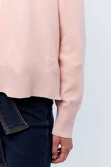 Cardigan rojo de tejido de punto liviano confeccionado en lana italiana.