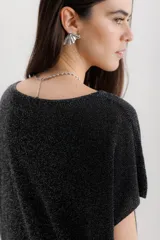 Blusa color verde militar de tejido de punto con lurex, escote redondo y mangas cortas.