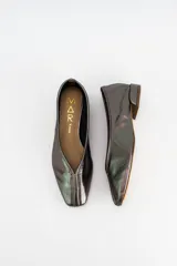 Mocasines de cuero metalizado en tono gris oscuro, con diseño de punta cuadrada y costura central en la capellada.