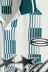 Camiseta de fútbol de manga corta en malla estampada, color blanco con diseño a rayas verticales en tono verde y detalles gráficos en el pecho. Cuenta con cuello abierto verde con finas rayas blancas y corte holgado.