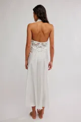 Vestido midi de raso y encaje blanco con escote halter en V profundo, silueta imperio y espalda baja.