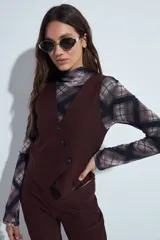 Chaleco sastrero color bordó con escote en V y cierre frontal con botones. Presenta un diseño entallado y estructura clásica.