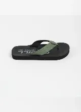 Chancletas O'Neill con base negra y tiras de tela en color verde militar.