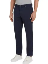 Pantalón de vestir azul marino, de corte recto, con bolsillos laterales y traseros. Se ajusta a la cintura con cinturón de cuero marrón.