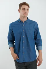 Camisa de manga larga azul denim con cuello abotonado y bolsillo en el pecho.