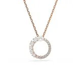 Colgante con cadena fina color oro rosa y dije circular con perla blanca y circonitas transparentes.