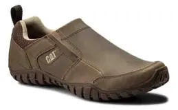 Zapatos tipo slip-on Caterpillar, confeccionados en cuero color beige oscuro, con diseño ergonómico y suela de goma resistente.