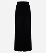 Pantalón pantalona negro confeccionado en chiffon con trabillas en la cintura y pliegues en la parte del frente.